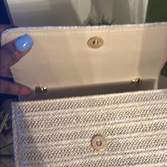 Elegant Cream Woven Handbag with Wooden Handle - Picture 4 of 5